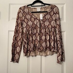 NWOT Livi animal print, long sleeve, babydoll peasant top size medium